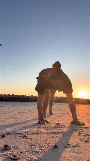 BENEFICIOS DE LAS FLEXIONES Desarrollan los músculos y mejoran la fuerza de todo el tren superior. Se centran en los músculos del pecho, los brazos y los hombros. Las pechadas pueden aumentar la frecuencia cardíaca y mejorar la circulación sanguínea. Pueden realizarse en cualquier lugar y momento, ya que no requieren equipo especial ni un espacio grande. Pueden ayudar a mejorar la postura al mantener los músculos #pushups