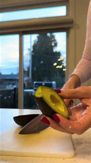 Easy hack for peeling an avocado 🥑
