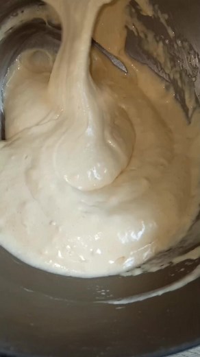 🌸 Layer Cake Framboise Vanille 🌸 Voici un petit tuto de préparation de mon gâteau framboise vanille. 🌸 Pour la génoise : Pour un moule de 15 cm de diamètre et 10 cm d'hauteur 4 œufs, 120g de Sucre, 120g de farine, 1 càc de vanille liquide. 1) Dans la cuve du robot, fouetter les oeufs et le sucre à vitesse maximale jusqu'à ce qu'ils triple de volume pendant 10 à 12 minutes. 2) Tamiser la farine sur les œufs et mélanger délicatement avec la Maryse jusqu'à ce que la farine soit bien intégrée et 