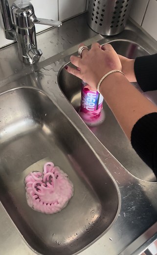 Can’t stop watching this 🤩💖 Have you tried our GET OUT Foaming Drain Cleaner yet…? 👀 #yugou #yugouclean #getout #foamingdraincleaner #draincleaning #satisfyingvideo #cleantok #satisfying #draincleaner #normalnorge #normaldanmark