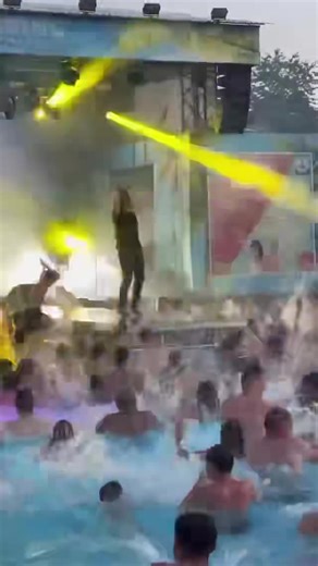 Wait for it😄 Bester Teil ist wie die Security mir hinterherspringt😄 | Michael Schulte