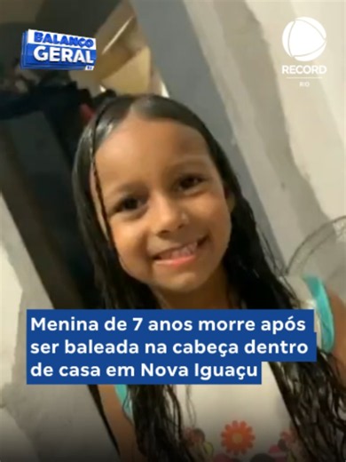 #BalançoGeralRJ 🚁A mãe da menina de 7 anos morta em Nova Iguaçu desabafou após a tragédia e afirmou que a filha era inocente e não tinha envolvimento com nada. Segundo ela, criminosos invadiram a casa à procura do pai da criança e acabaram atirando contra a menina, que não resistiu. O caso é investigado pela Polícia Civil. 📲 Siga @recordrio e não perca os principais destaques do dia.