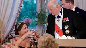 Vonattal utazik, visszafogott és imádja a nép – V. Harald norvég király példa lehet Károlynak