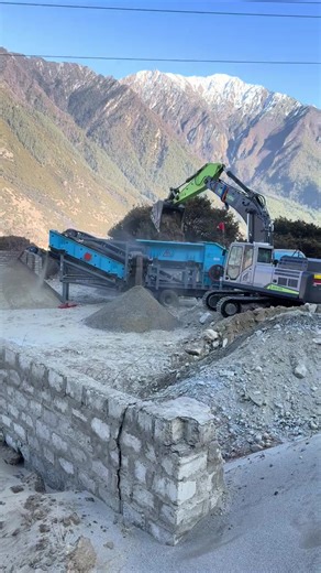 Mobile wheeled crusher: efficient crushing, flexible in mountains, uniform output.#boxcrusher #miningequipment