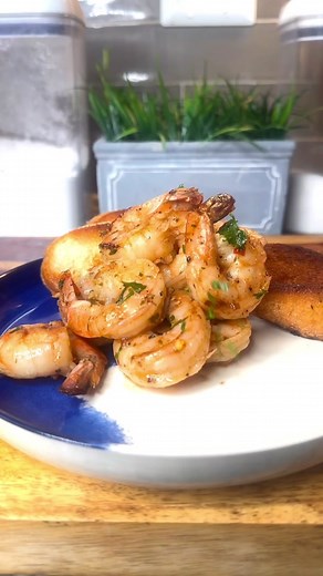 Red Lobster’s shrimp scampi has nothing on this at home version that’s made by cooking your shrimp in a delicious bath of butter, garlic, shallot, and white wine 😜 Ingredients: 1LB Large shrimp (peeled,deveined) 1 Lemon Garlic Pepper Course Salt Chili Powder 5 Cloves Minced Garlic 1 Shallot, Minced 2 TBS Olive Oil Serve with grilled baguette bread for a meal or fun party appetizer 🥰 Music: Losing You - Flo #Foodie #ATLChef #Scampi #EasyItalian #RedLobster #Seafood