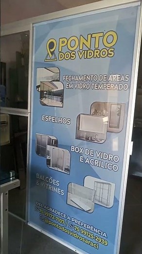 Instalação de adesivo perfurado em porta de vidro