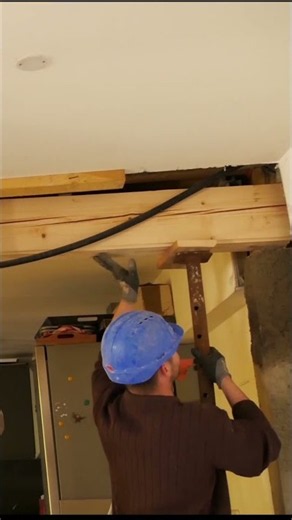 Installing and Leveling an Exposed Beam! 🔨📐#carpentry #renovation #wood #construction #worksite