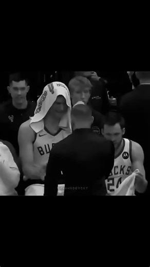 Shaxboz Uralov on Instagram: "2001년 개봉한 영화 “A Beautiful Mind”는 단순히 천재 수학자의 삶을 다룬 작품이 아니라, 인간이 내면의 혼란 속에서도 어떻게 사랑과 신뢰로 자신을 되찾아가는지를 보여주는 깊은 이야기입니다. 화려한 계산 장면보다 존 내쉬가 마음속 그림자를 이겨내려는 순간들이 훨씬 더 오래 기억에 남죠. 특히 그가 현실과 환상 사이에서 흔들리면서도 끝까지 아내를 향한 마음을 놓지 않는 모습은 묘하게 가슴을 저릿하게 만듭니다. 이 영화에서 감정을 완성시키는 요소는 바로 잔잔한 피아노 선율과 차분한 배경음악입니다. 처음에는 조용히 스며들지만, 어느 순간 관객도 모르게 내쉬의 감정에 같이 잠기게 되죠. 후반부, 아내가 내쉬의 손을 잡아주던 장면에서는 음악과 화면이 자연스럽게 겹쳐지면서 눈시울이 뜨거워지는 경험을 하게 됩니다. 많은 이들이 “이 장면만 떠올려도 이상하게 마음이 찡하다”고 말하는 이유도 그 때문일 겁니다. 이 영화가 여러 상