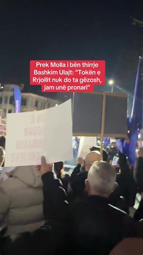 Prek Molla i bën thirrje Bashkim Ulajt: “Tokën e Rrjollit nuk do ta gëzosh, jam unë pronari” Banori i Rrjollit, Prek Molla, ka reaguar ashpër ndaj biznesmenit Bashkim Ulaj për çështjen e tokave në zonën e Rrjollit. Në një deklaratë publike, Molla u shpreh se toka është pronë e trashëguar nga familja e tij dhe se nuk do të lejojë askënd ta marrë apo ta shfrytëzojë atë. “Ti nuk do ta gëzosh tokën e Rrjollit. Ajo tokë është e jona, e trashëguar brez pas brezi. Jam unë pronari dhe do ta mbroj deri n