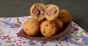 Bolinho caipira diferente: conheça a receita com linguiça e aproveite na festa junina