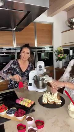 Christine Rußwurm im HSE Stream Du hast den HSE LIVE Stream mit deinem Lieblings-Creator Christine Rußwurm verpasst? 😳 Nicht traurig sein, denn du kannst ihn dir jederzeit hier nochmal anschauen und genießen. 🛋️ Lust, die gezeigten Angebote zu shoppen? Dann geht’s hier lang (unter "Stream verpasst"): bit.ly/3hbqHkJ | hse.de