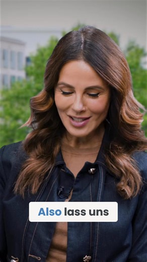 Björn Groenewold beschreibt, warum Low-Code-Tools wie N8N für viele Unternehmen ein Türöffner sind. Prozesse lassen sich dort per Drag-and-drop bauen, ganz ohne Programmierung. So entstehen erste Automatisierungen auch bei Teams ohne IT-Hintergrund. Ein Beispiel: E-Mails werden in N8N eingelesen, per KI analysiert und automatisch an die passende Abteilung weitergeleitet. Weniger manuelles Sortieren, mehr Klarheit im Alltag. 👉 Wo würdest du dir in deinem Arbeitsalltag mehr Automatisierung wünsch