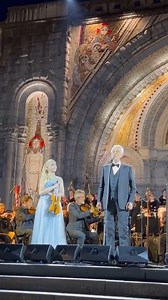 ✝️🎶 Espectacular: Andrea Bocelli conmueve a miles de fieles cantando el 'Ave María' en el santuario de Lourdes durante Semana Santa 👉 El tenor italiano, devoto católico, elevó su voz en uno de los santuarios marianos más importantes del mundo. Rodeado de peregrinos, velas encendidas y un ambiente de profunda devoción, el reconocido tenor italiano transformó el espacio sagrado en un auténtico anfiteatro. El Santuario de Nuestra Señora de Lourdes, ubicado en el suroeste de Francia, es uno de los