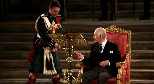 Carlo III, tutte pazze per Johnny Thompson: lo scudiero del nuovo re fa impazzire il web (e non solo)