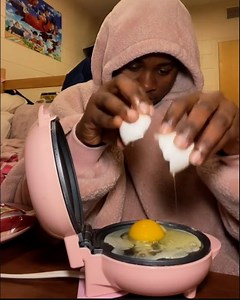 4.8M views · 2.2K reactions | This girl uses all kinds of kitchen gadgets to cook in her dorm room that doesn't have an oven! ‍ | LADbible | Facebook