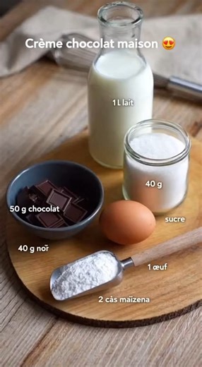 Crème chocolat maison Ingrédients 1 litre de lait demi-écrémé 50 g de chocolat noir (à ajuster selon l’intensité souhaitée) 40 g de sucre 1 œuf 2 c. à soupe de maïzena Préparation Base chocolatée Fais chauffer le lait à feu moyen avec le chocolat cassé en morceaux. Remue jusqu’à ce que le chocolat soit complètement fondu. Retire du feu. Mélange œuf / sucre Dans un saladier, fouette l’œuf avec le sucre jusqu’à obtenir un mélange pâle. Ajoute la maïzena et mélange soigneusement (sans grumeaux). Li