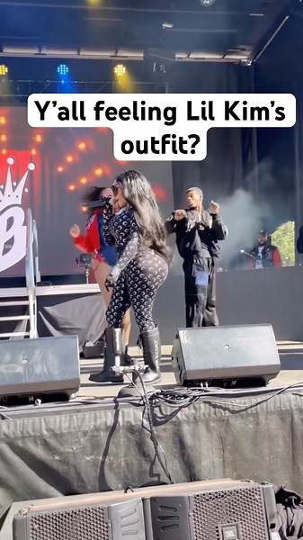 Lil Kim outfit is 🔥