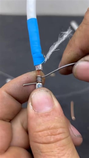 Smart antenna splice that keeps the signal strong Longer reach, no loss #HomeHacks #SignalFix #AntennaTips | Creative Tips | Facebook