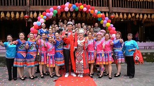 A Mexican YouTuber had an authentic ethnic Miao wedding ceremony as he and his wife visited a Miao township in China's Guangxi. #GLOBALink | China Xinhua News