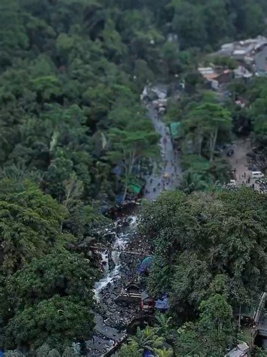 Jangan heran kalau wisata sesaot rame, karena beragam destinasi dapat dikunjungi, selain itu ada atraksi wisata yang patut kamu coba bagi kamu yang suka akan petulangan dan tantangan yaitu rover tubbing di aliran sungai bawak goak desa sesaot.. DM for information Video Credit By : @Yandi Arianto #sesaot #wisatasesaot #insidesesaot