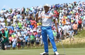 Rickie Fowler leads through opening round of U.S. Open