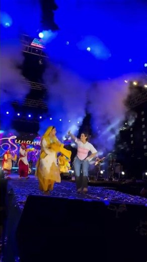Sunanda sharma live show gurp 💃🏻💃🏻💃🏻 #sunandasharma #concert #lifeisbutadream #love #live