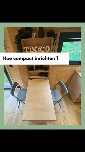 Hoe compact inrichten? In een Tiny House telt elke vierkante centimeter — maar met slimme oplossingen win je verrassend veel ruimte. In deze reel tonen we je hoe een eenvoudige muurkast verandert in een volwaardige eettafel. Door geen vaste tafel te plaatsen, maar een tafel die netjes in de kast wegklapt, houd je ruimte vrij om te bewegen. En tegelijk kan je in de kast plaats maken voor decoratie en andere handige items die je aan tafel nodig hebt. Praktisch, esthetisch en volledig compact inger