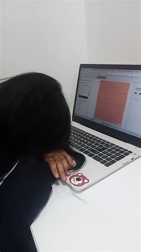 ngồi code hết mình, code đỏ hết hồn:))))))) _____ #kitten | UET Confessions