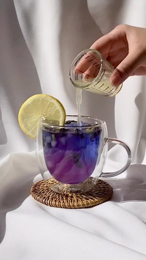 magical butterfly pea tea 🦋 الشاي الأزرق السحري ✨ (ps: insta in bio) #fyp #homecafe #tea #butterflypeaflower #bahrain #اكسبلور #السعودية #tea