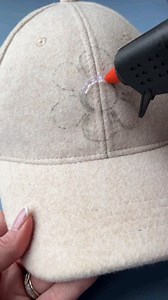 Usar el silicon liquido para dar realce a nuestros hilos! Excelente idea 🥰🪡🧵✨️🧶 #Repost @flynn_and_mabel @download.ins --- Using hot glue to create 3D embroidery. I love the texture it creates, and it’s a good solid base to embroider over. What do you think? As the cap is sponge clean only the glue will be fine. It wouldn’t be suitable for washing in a machine. . . #upcycledclothing #upcycledfashion #embroideredflowers #embroideredclothing #embroidereddenim #embroideredclothes #embroideredfl