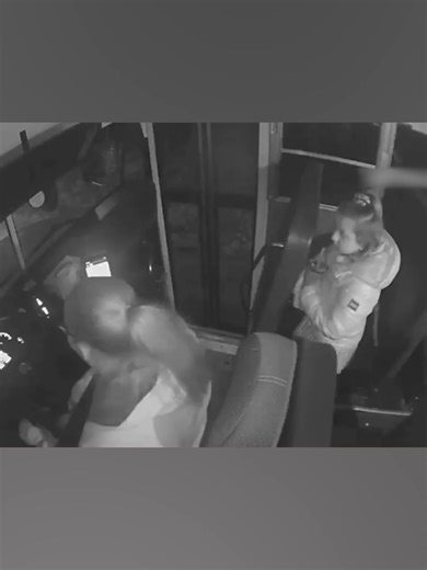 Hermanos auxilian a conductora de su autobús escolar cuando comenzó a tener problemas para respirar. #Latinus #InformaciónParaTi