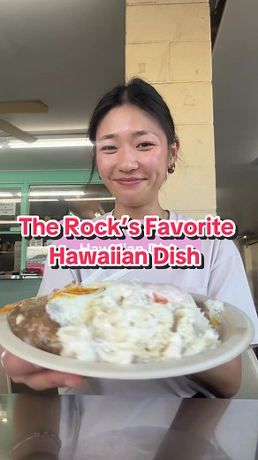 @joelleolol hopped over to Hawaii to try a piping hot plate of loco moco from @rainbowdrivein in honor of @therock 😍🍽️