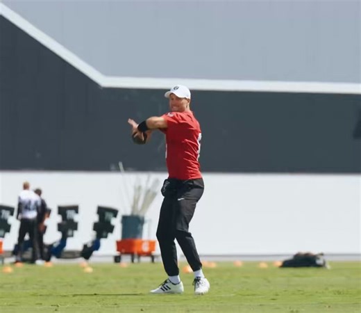 🚨🚨TRENDING🚨🚨This video of #Raiders superstar tight end Brock Bowers catching passes from Kirk Cousins at camp has gone viral on social media.What do you notice about this video…?😳😳😳