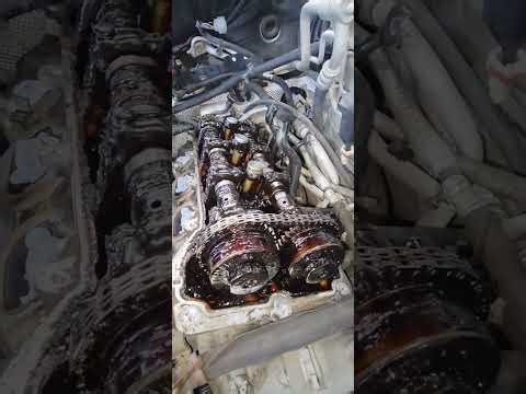 Mechanics of the 3.6L engine of a Jeep Grand Cherokee Laredo