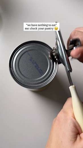 Buffalo CHICKPEA smashed sandwiches Just when I start to think we have nothing to eat, I check the pantry and am always saved by chickpeas, beans & noodles 😂 I’ve been making this simple lunch for years. It’s always satisfying. Instead of using tuna, we use a can of chickpeas! You can literally use whatever ingredients you usually make a tuna sandwich with. I opted for a buffalo flavour and added a mix of Greek yogurt (extra protein) and mayo. Cheap, easy & cheerful. Ingredients (serves 2): 1 c