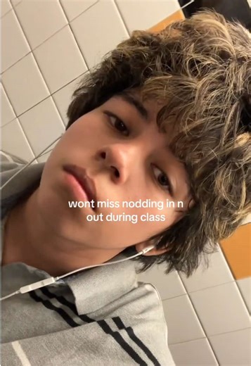 mcfartchicken0 (@mcfartchicken0)’s video of nodding off