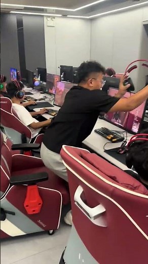 Husband refuses to leave internet café despite wife’s call in Shandong, China