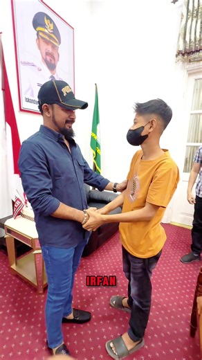 Bupati Al-farlaky menerima kedatangan Dex ir anak berumur 10 yang beberapa waktu lalau viral akibat disiksa dan vidio beredar di media.