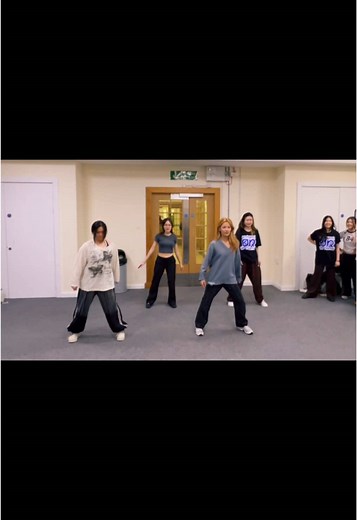 First trial of tutting☺️ Thanks to our tutting queen Kitty🧠👑 #tutting #tuttingdance #dancechallenge #ExtraL