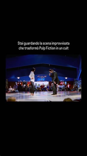 Zoona cinema on Instagram: "Quando #QuentinTarantino girò la scena della gara di twist al Jack Rabbit Slim, non voleva una coreografia perfetta, ma qualcosa che sembrasse reale, spontaneo, quasi improvvisato. Per questo lasciò a John Travolta e Uma Thurman una libertà quasi totale nei movimenti. Travolta, che negli anni ’70 era stato simbolo della danza sul grande schermo, raccontò di aver ripescato vecchi passi visti in programmi televisivi degli anni ’60: movimenti goffi, ironici, volutamente
