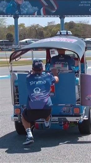 Der Wheelie geht auch mit dem TukTuk! 😎🇹🇭 Toprak Razgatlıoğlu & Jack Miller 🔥 Highlights, Interviews u.v.m. bei ServusTV On 🇦🇹🇩🇪 #ServusMotoGP #MotoGP #ThaiGP | Servus MotoGP