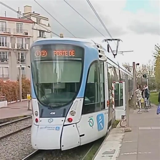 Tramway T2 paris départ a Surenes Longchamps a tout vitesse 🚀