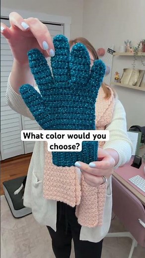 Make a pair of these easy crochet gloves! #crochetgloves #beginnercrochet