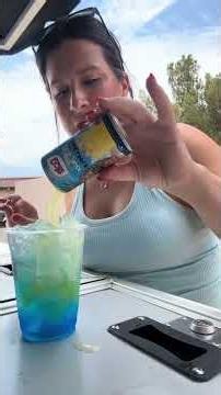 How to make a Blue Hawaiian🩵🌺 #bluehawaiian #drinks #recipes #cartgirl #bluecocktail
