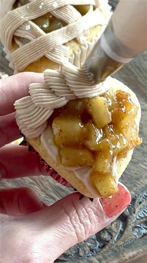 Apple pie cupcakes 🥧 with real apples #applepie #cupcakeideas #cupcakes #fallbaking #bakinghacks