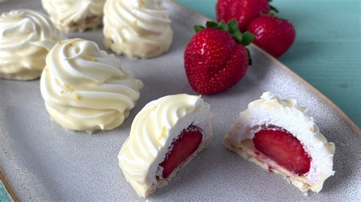 Rezept: Sommerliche Schaumküsse mit Erdbeeren
