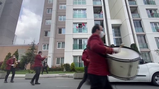 114K views · 1K reactions |  En plein confinement, une fanfare défile dans les rues d'Istanbul pour réchauffer le coeur de ses habitants | BFMTV | Facebook