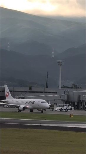 【阿蘇くまモン空港】J-AIR 2380便 エンブラエル E170 タキシング (2025/10/21) #大空熊本港 #空港 #JAIR #E170 #shorts