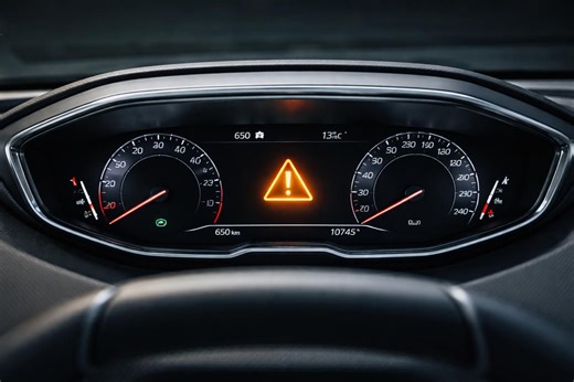 Comprendre le voyant orange sur tableau de bord Peugeot 5008 : Guide pour les conducteurs