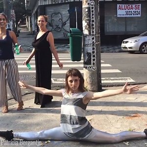 6.5M views · 38K reactions | When the splits are life.. This just made my day  | UNILAD | Facebook